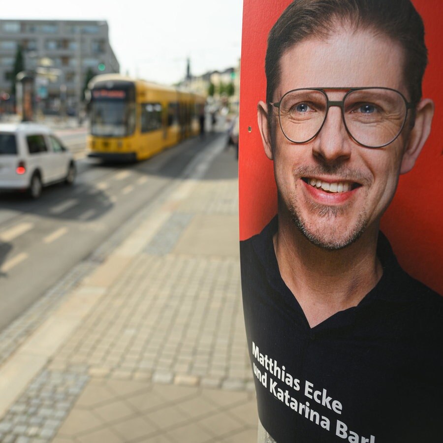 Dresden: Ein Wahlplakat des sächsischen SPD-Spitzenkandidaten zur Europawahl, Matthias Ecke hängt an der Schandauer Straße im Stadtteil Striesen an einem Laternenmast. © dpa Foto: Robert Michael