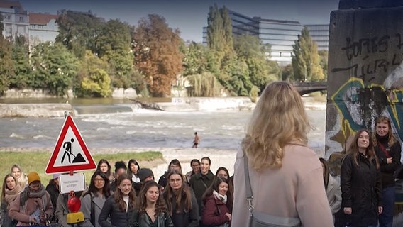 Viele Frauen an der Isar in München, die sich zu einem gemeinschaftlichen Spaziergang treffen. © BR 