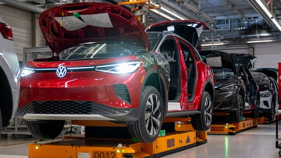 Elektroautos stehen in einer Produktionshalle von VW. © IMAGO / Kirchner-Media 