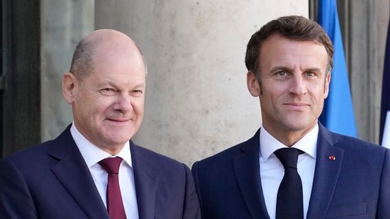 Bundeskanzler Olaf Scholz und Frankreichs Präsident Emmanuel Macron vor dem Elysee Palast in Paris © picture alliance / ASSOCIATED PRESS Foto: Christophe Ena