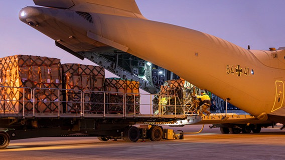 Ein Transportflugzeug der Luftwaffe wird auf dem Gelände vom Fliegerhorst Wunstorf in der Region Hannover mit Hilfsgütern für Erdbebenopfer in der Türkei beladen. © picture alliance/dpa | Moritz Frankenberg 