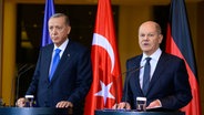 Berlin: Bundeskanzler Olaf Scholz (SPD, r) und Recep Tayyip Erdogan, Präsident der Türkei © Bernd von Jutrczenka/dpa 