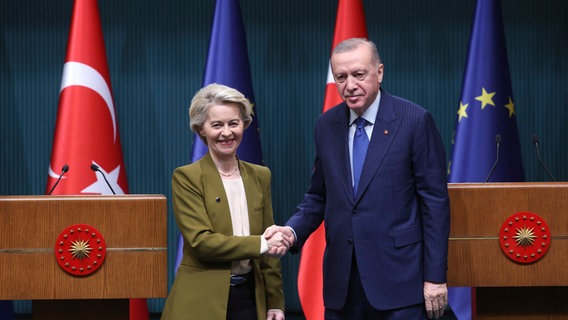 Ursula von der Leyen und Recep Tayyip Erdogan schütteln sich die Hände © picture alliance/dpa/DIA Photo | Yavuz Ozden Foto: Yavuz Ozden