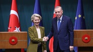 Ursula von der Leyen und Recep Tayyip Erdogan schütteln sich die Hände © picture alliance/dpa/DIA Photo | Yavuz Ozden Foto: Yavuz Ozden