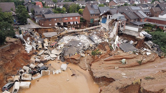 Ein Drohnen-Aufnahme zeigt zerstörte Häuser und Geröll nach einem Unwetter in Erftstadt. © dpa bildfunk Foto: David Young