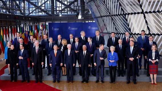 Die Staats- und Regierungschefs der Europäischen Union posieren für ein Gruppenfoto anlässlich der Feierlichkeiten zum 50-jährigen Bestehen des Europäischen Rates bei einem EU-Gipfel in Brüssel. © Omar Havana/AP/dpa 