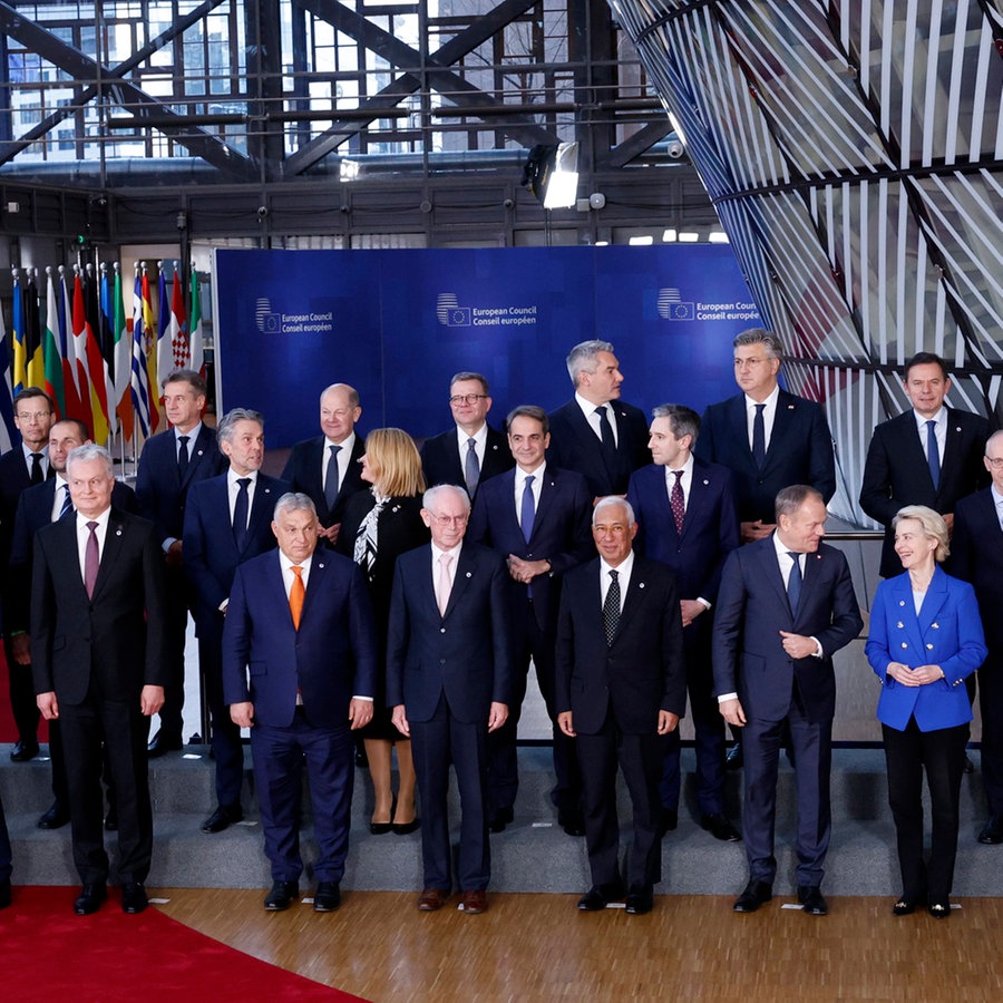 Die Staats- und Regierungschefs der Europäischen Union posieren für ein Gruppenfoto anlässlich der Feierlichkeiten zum 50-jährigen Bestehen des Europäischen Rates bei einem EU-Gipfel in Brüssel. © Omar Havana/AP/dpa 