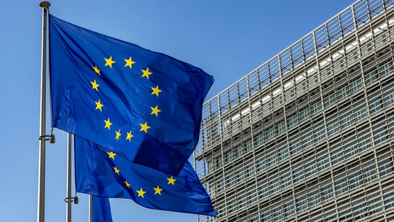 EU-Flagge wehen vor dem Sitz der Europäischen Kommission in Brüssel. © picture alliance / Goldmann 