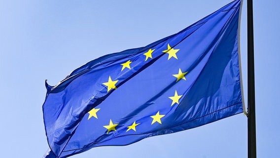 Die EU-Flagge weht im Wind vor blauem Himmel © dpa Foto: Jens Kalaene
