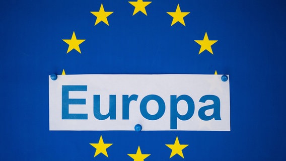 Die Flagge der Europäischen Union mit der Aufschrift "Europa". © dpa Foto: Marijan Murat