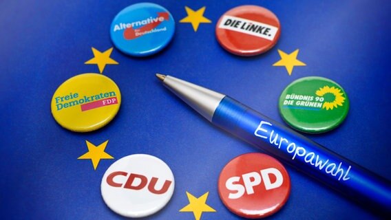 Anstecker deutscher Parteien auf EU-Fahne und Kugelschreiber mit Aufschrift Europawahl. © picture alliance / Bildagentur-online/Ohde 