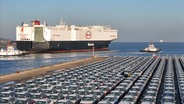 Ein Frachtschiff der chinesischen E-Auto-Marke BYD fährt aus dem Hafen. Es ist mit E-Autos beladen. © picture alliance 