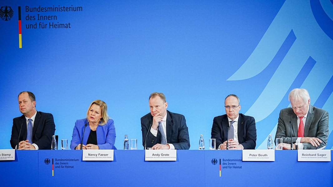 Das Podium bei der Pressekonferenz nach dem Flüchtlingsgipfel unter anderem mit Bundesinnenministerin Nancy Faeser (2.v.l.) und dem Hamburger Innensenator Andy Grote (3.v.l.).