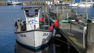 Ein Fischerboot liegt im Hafen von Stahlbrode in Mecklenburg-Vorpommern. © dpa-Bildfunk Foto: Stefan Sauer