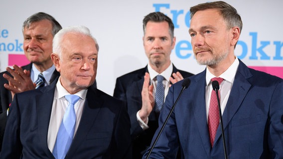 Wolfgang Kubicki und Christian Lindner stehen am Abend der Bundestagswahl nebeneinander auf der Bühne. © dpa Foto: Bernd von Jutrczenka