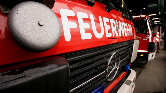 Feuerwehrwagen seitlich aufgenommen in der Wache © picture-alliance/ ZB Foto: Arno Burgi