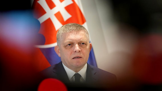 Der slowakische Ministerpräsident Robert Fico spricht auf einer Pressekonferenz © Virginia Mayo/AP/dpa Foto: Virginia Mayo