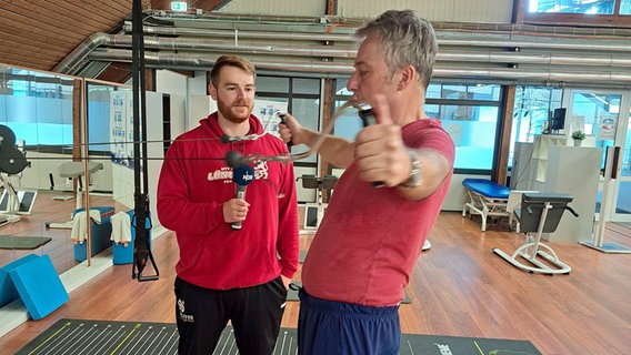 NDR Redakteur Albrecht Breitschuh mit einem Fitnesstrainer beim Training in einem Fitnessstudio. © NDR Foto: Albrecht Breitschuh