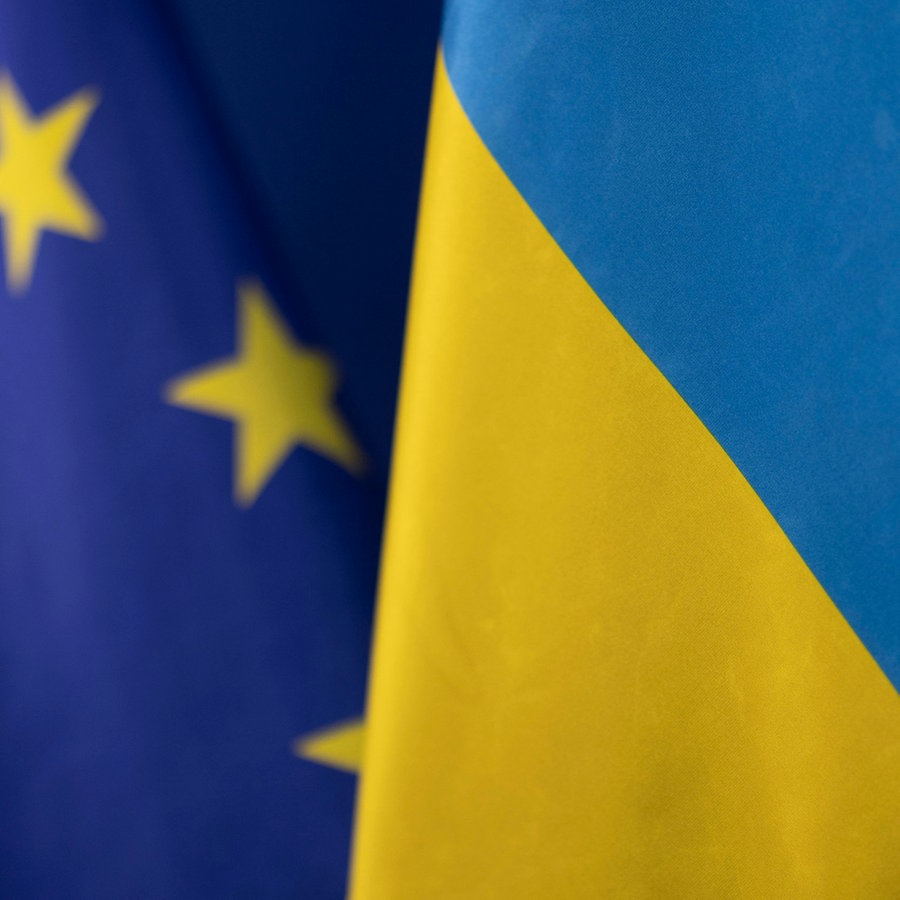 Die Fahne der Ukraine steht vor der Flagge der Europäischen Union. © Christoph Reichwein/dpa Foto: Christoph Reichwein