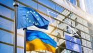 Die europäische und die ukrainische Flagge © picture alliance / Shotshop | Artjazz 