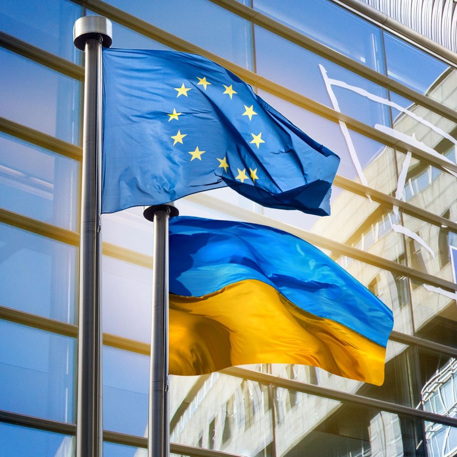 Die europäische und die ukrainische Flagge © picture alliance / Shotshop | Artjazz 