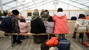 Syrische Flüchtlinge werden im Wartezentrum für Flüchtlinge beim Fliegerhorst in Erding (Bayern) von einem Bundeswehrsoldaten registriert. © picture alliance / dpa | Andreas Gebert Foto: Andreas Gebert