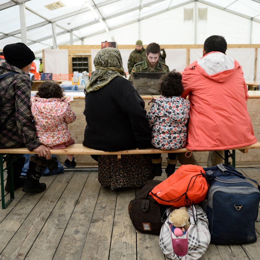 Syrische Flüchtlinge werden im Wartezentrum für Flüchtlinge beim Fliegerhorst in Erding (Bayern) von einem Bundeswehrsoldaten registriert. © picture alliance / dpa | Andreas Gebert Foto: Andreas Gebert