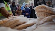 Die türkische Wohltätigkeitsorganisation Fetih verteilt Brot im palästinensischen Flüchtlingslager Yarmouk am Stadtrand von Damaskus. © picture alliance/dpa/AP | Hussein Malla Foto: Hussein Malla