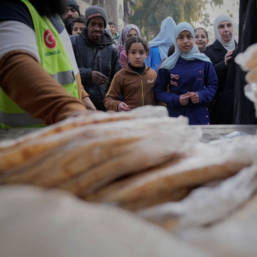 Die türkische Wohltätigkeitsorganisation Fetih verteilt Brot im palästinensischen Flüchtlingslager Yarmouk am Stadtrand von Damaskus. © picture alliance/dpa/AP | Hussein Malla Foto: Hussein Malla