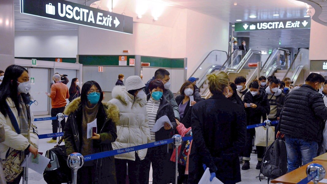 Reisende aus China werden bei ihrer Ankunft auf dem Flughafen in Mailand auf das Coronavirus getestet.