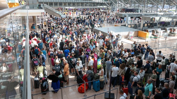 Reisende warten am Flughafen Hamburg auf die Abfertigung © picture alliance/dpa Foto: Bodo Marks