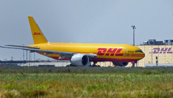 Ein DHL-Flugzeug vor dem DHL Air Hub auf dem Flughafen Leipzig/Halle. © Heiko Rebsch/dpa 