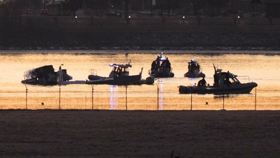 USA, Arlington: Such- und Rettungsmaßnahmen sind am frühen Donnerstagmorgen, 30. Januar 2025, in Arlington, Virginia, rund um ein Wrack im Potomac River vom Ronald Reagan Washington National Airport zu sehen. © Mark Schiefelbein/AP/dpa Foto: Mark Schiefelbein