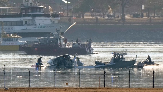 Nach der Kollision eines Flugzeuges mit einem Hubschrauber suchen Rettungskräfte rund um das Flugzeugwrack im Potomac River bei Washington nach Überlebenden. © AP/dpa Foto: Mark Schiefelbein