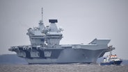 Der Flugzeugträger HMS Queen Elizabeth auf der Elbe zwischen Hamburg und Nordsee © picture alliance/imageBROKER Foto: Klaus-Dieter Möbus