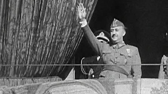 Spaniens Machthaber Francisco Franco bei einer Armee-Parade in den 1930er-Jahren © picture alliance / Heritage Images | British Pathe Ltd 