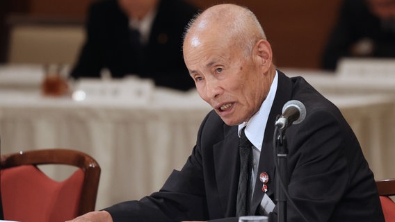 Toshiyuki Mimaki, Vorsitzender von Nihon Hidankyo, bei einem Treffen mit Premierminister Fumio Kishida in der Stadt Hiroshima. © picture alliance/dpa/Jiji Press | Chen Hsiang Foto: Chen Hsiang