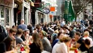 Menschen sitzen dicht gedrängt in Straßencafes im Hamburger Schanzenviertel. © dpa Foto: Sven Hoppe