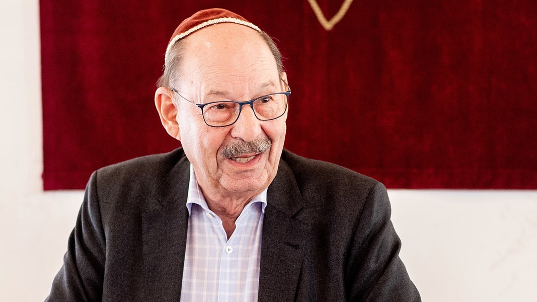 Michael Fürst, Vorsitzender der jüdischen Gemeinden in Niedersachsen, spricht bei einer Veranstaltung.
