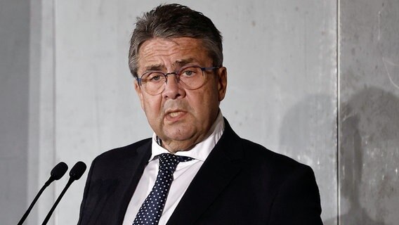 Der ehemalige Bundesaußenminister Sigmar Gabriel (SPD) steht bei einer Veranstaltung auf einem Podium und hält eine Rede. © dpa-picture alliance Foto: Carsten Koall