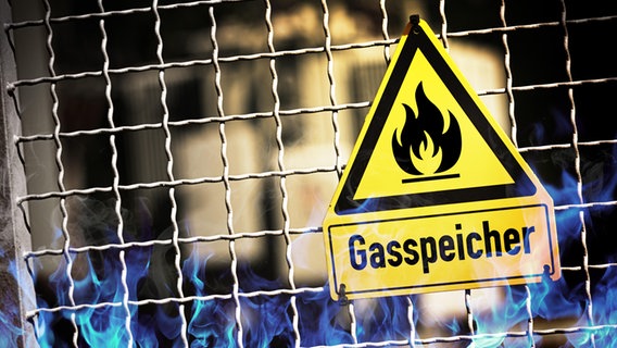 Schild mit einer Gasflamme und der Aufschrift "Gasspeicher" an einem Gitter - Fotomontage © picture alliance / Bildagentur-online | Bildagentur-online 