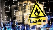 Schild mit einer Gasflamme und der Aufschrift "Gasspeicher" an einem Gitter - Fotomontage © picture alliance / Bildagentur-online | Bildagentur-online 