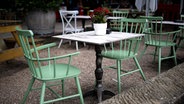 Leere Tische draußen in einem Restaurant © picture alliance/dpa/Sina Schuldt 