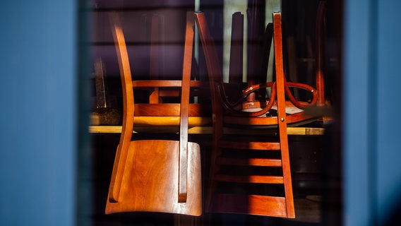 Hochgestellte Stühle in einem Restauran © picture alliance/dpa Foto: Moritz Frankenberg