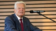 Der frühere Bundespräsident Joachim Gauck steht bei einer Rede auf einem Podium vor einem Mikrofon. © dpa picture alliance / Fotostand Foto: Gelhot