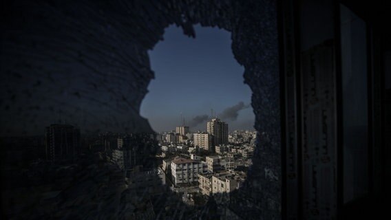 Rauch steigt neben zerstörten Häusern im Stadteil Tel al-Hawa in Gaza-City auf am 30.Oktober nach israelischen Luftschlägen. © picture alliance Foto: Ali Jadallah