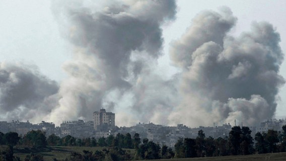 Rauch steigt nach einem israelischen Luftangriff im Gazastreifen auf. © AP/dpa Foto: Leo Correa