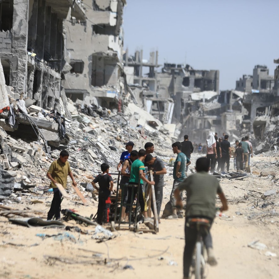 Von israelischen Raketen zerstörter Straßenzug im östlichen Teil der Stadt Gaza. © picture alliance / Anadolu Foto: picture  Dawoud Abo Alkas