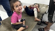 Durch einen israelischen Luftangriff verletzte Kinder werden im Al Shifa Krankenhaus in Gaza behandelt. © picture alliance / Anadolu | Ali Jadallah 