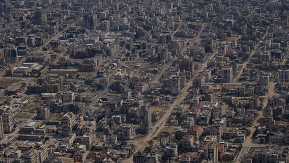 Gazastreifen: Zerstörte Gebäude sind durch das Fenster eines Flugzeugs der US-Luftwaffe zu sehen (Archivbild) © Leo Correa/AP/dpa Foto: Leo Correa